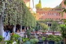 Chiostro con giardini nel cuore di Milano