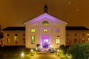 Chiesa sconsacrata con giardino in centro